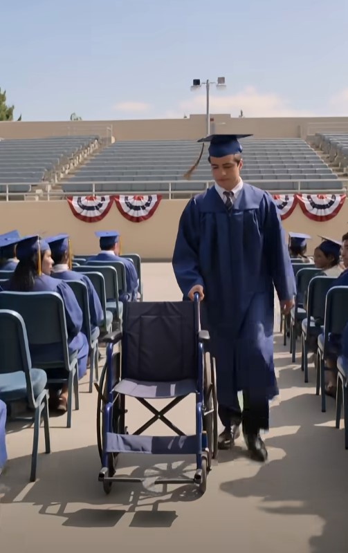 The Graduate Pushed an Empty Wheelchair Across the Stage—Then Everyone Learned Why