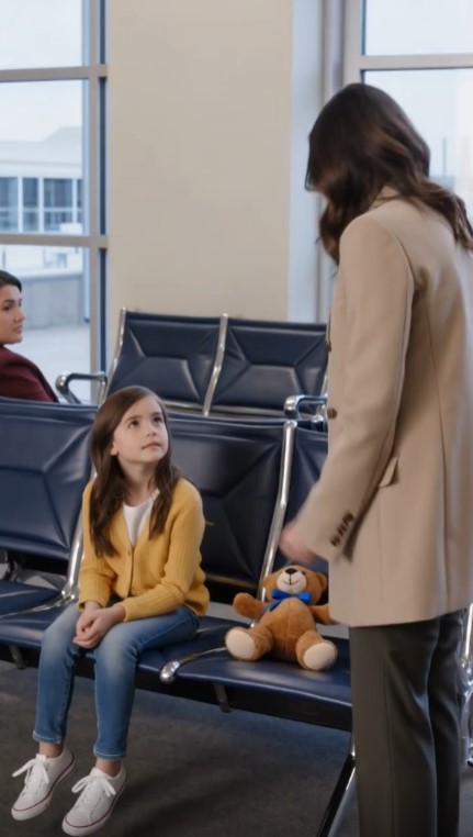 Little Girl Refused to Board Her Flight While Waiting for Grandpa — Then an Airport Cleaner Saw Her Teddy Bear