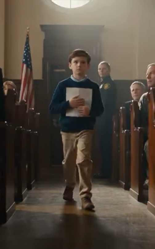 A Little Boy Interrupted the Judge’s Decision—Then Handed Him One Folded Piece of Paper