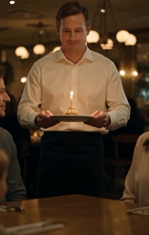 A Waiter Suddenly Asked a Family to Leave Their Table—Seconds Later, They Understood Why