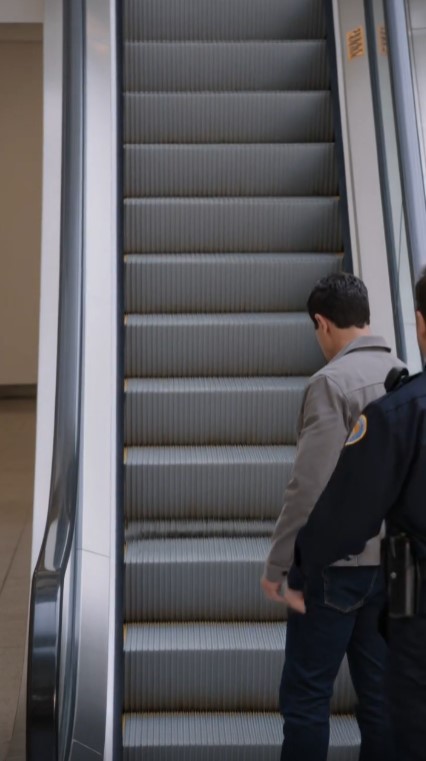 A Man Demanded They Stop the Escalator—Then Everyone Learned a Little Girl Had Seen It First