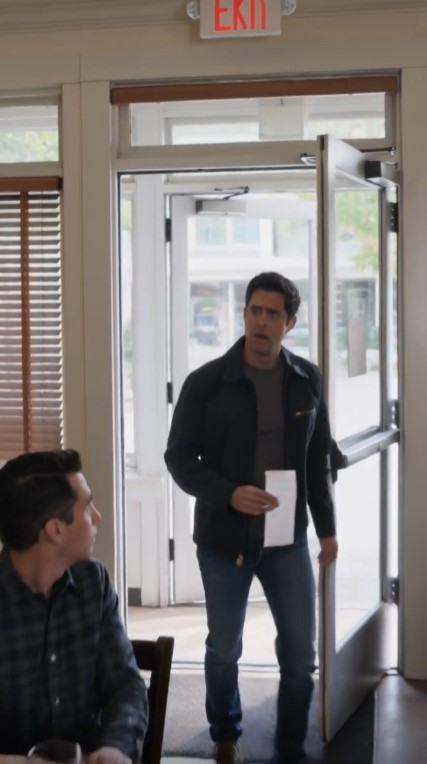 A Delivery Driver Walked Into a Restaurant—Then Nearly 50 Strangers Stood Up