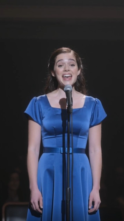 A Singer Stopped Mid-Song After Hearing Four Notes Backstage—Then an Elderly Worker Revealed Who Wrote Her Mother’s Melody